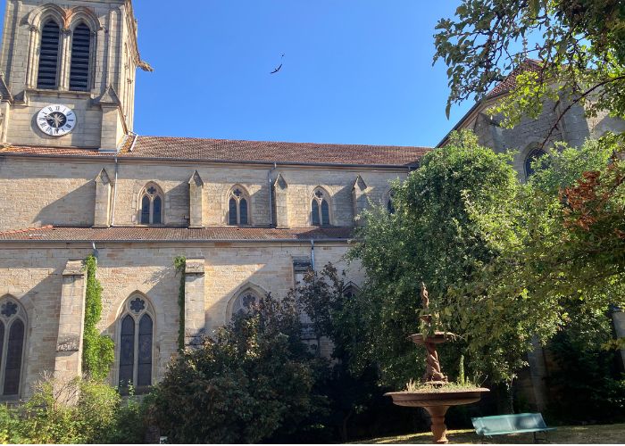 eglise jardin 700x500