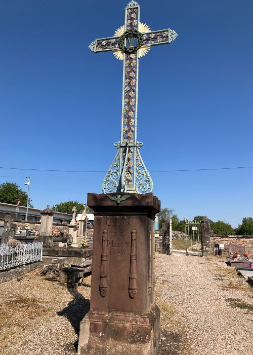 croix centrale du cimetière 500x700